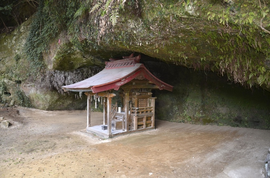長崎県佐世保市の福井洞窟（同市提供）