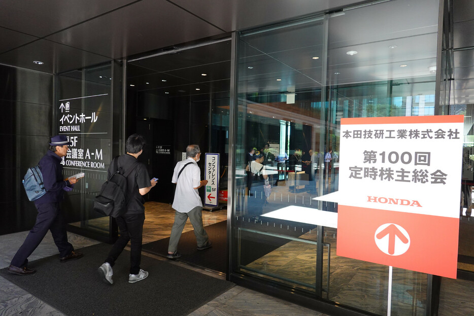 ホンダは１９日、東京都内で定時株主総会を開いた。三部敏宏社長は、今月発覚したエンジン出力試験などに関する認証不正について「多大なご心配をおかけし、改めて深くおわびする」と謝罪した＝同日午前