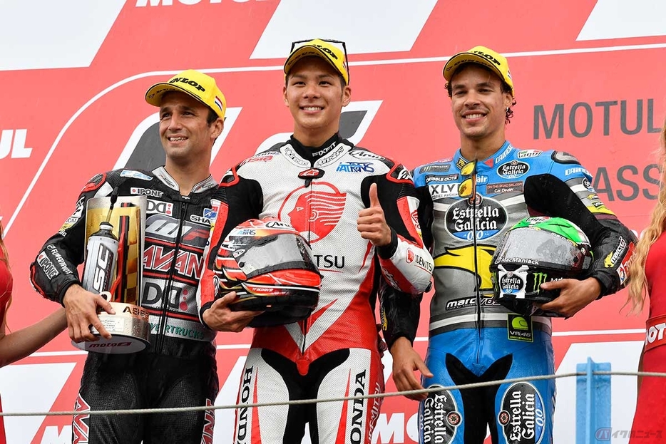 2016年オランダGPのトップ3。Moto2クラスで優勝した中上選手（中央）、2位のヨハン・ザルコ選手（左）、3位のフランコ・モルビデリ選手（右）。皆、MotoGPで活躍中のライダーである