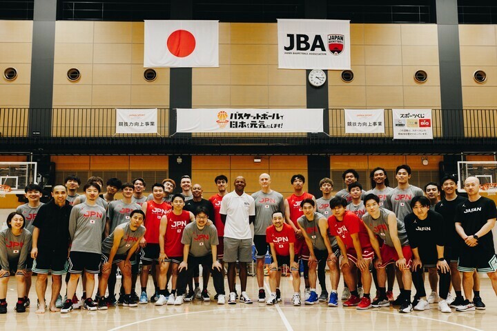 合宿中の日本代表のもとを訪れたアレン(中央)。パリ五輪へ向けてエールを送った。(C)NBA