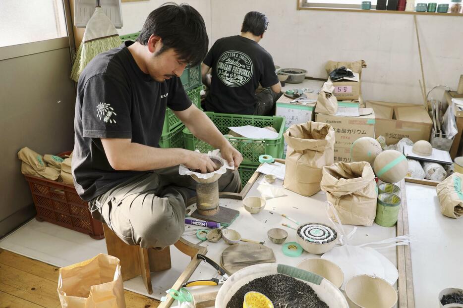 「響屋大曲煙火」での花火の製作風景＝11日、秋田県大仙市