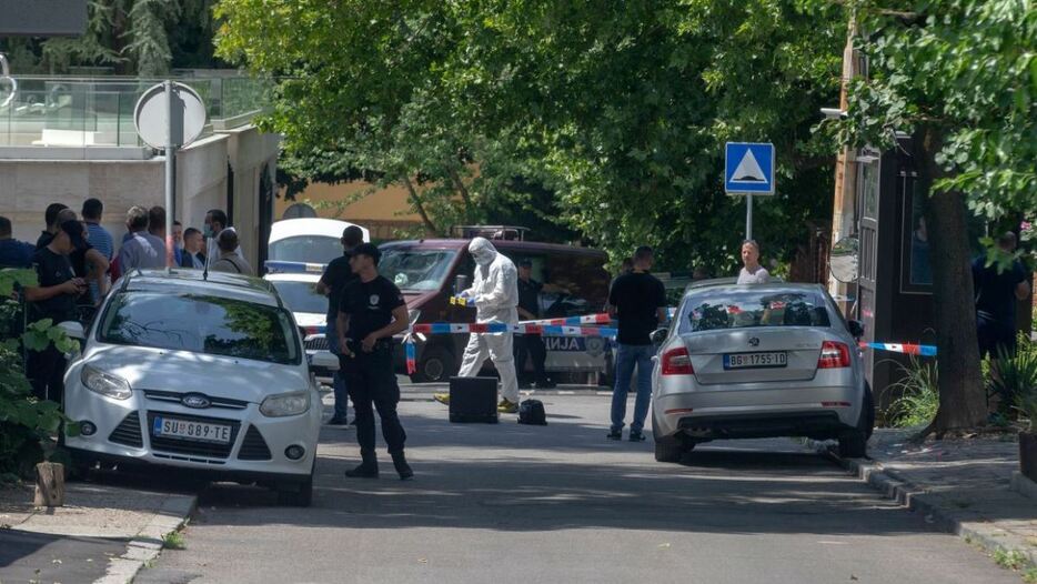 事件現場付近に派遣された警官ら＝２９日、セルビア首都ベオグラード
