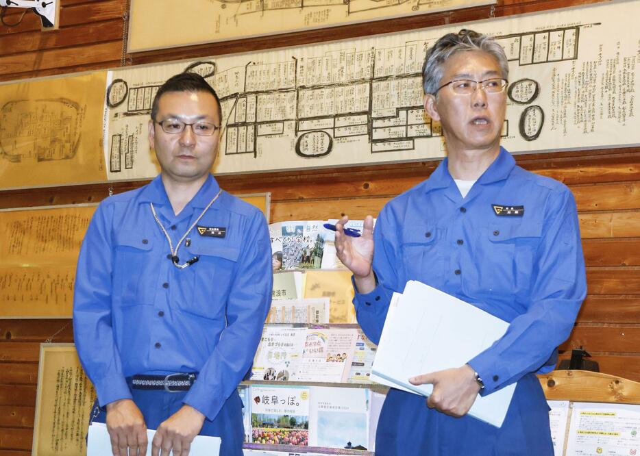 住民への説明会後、取材に応じるJR東海の担当者＝10日午後、岐阜県瑞浪市