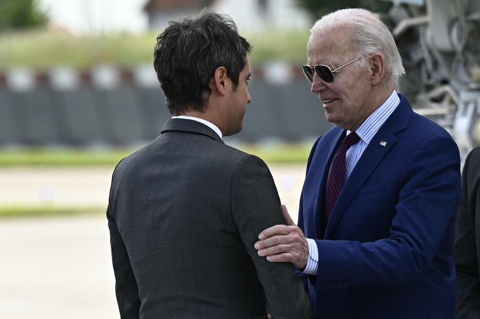 フランスのアタル首相（左）の出迎えを受けるバイデン米大統領＝5日、オルリー空港（AP＝共同）