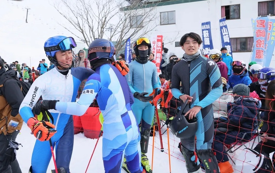 今年、長野県野沢温泉村で開催された全国中学スキー大会。アルペンスキー競技のゴール付近で健闘をたたえ合う選手たち=2月8日（藤井泰生撮影）