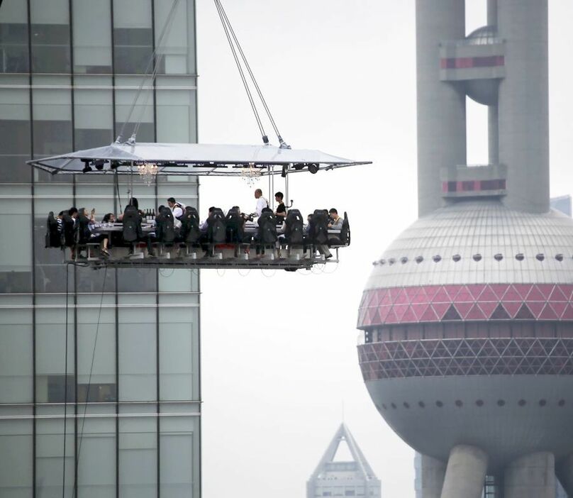 《上海 地上50mの空中レストラン》上海にオープンした空中レストランは、まるでアトラクション。地上50ｍの空中で食事できるスリルが人気！