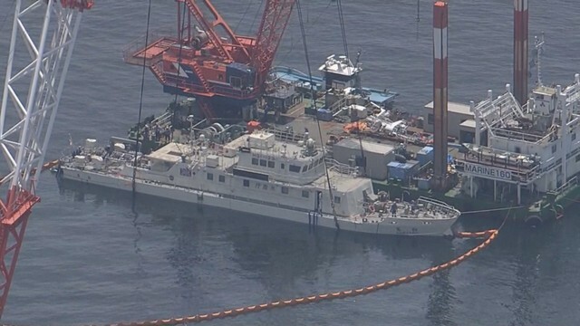 引き揚げられた水産庁の漁業取締船「白鷺」