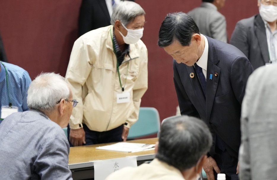 5月、発言を遮った問題を巡り「水俣病被害者・支援者連絡会」の山下善寛代表代行（左端）に頭を下げる伊藤環境相＝熊本県水俣市