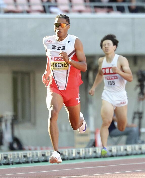男子４００m予選、予選を通過する中島佑気ジョセフ（左）（カメラ・岩田　大補）