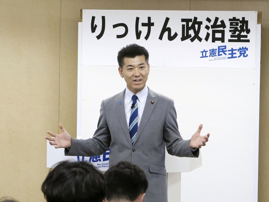 「りっけん政治塾」で話す立憲民主党の泉代表＝22日、東京・永田町の党本部