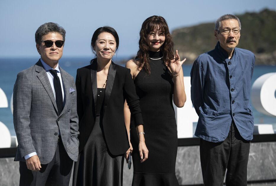 左からクォン・ヘヒョ、チョ・ユニ、ソン・ソンミ、ホン・サンス監督　©AFP＝時事