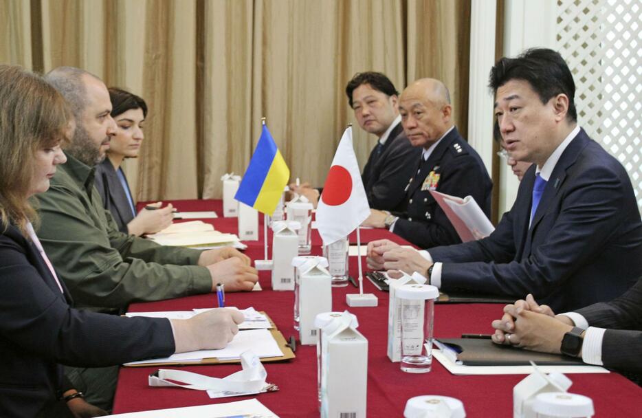 会談するウクライナのウメロフ国防相（左から2人目）と木原防衛相（右端）＝2日、シンガポール（共同）