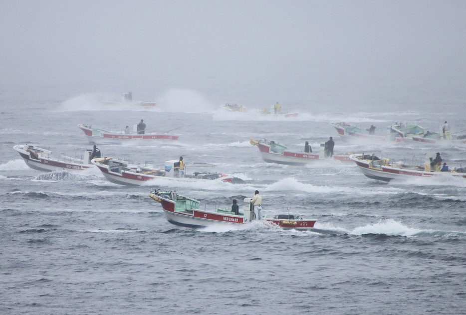 海霧の中、白波を蹴立てて漁場へ向かうコンブ漁船（15日午前6時、納沙布岬）