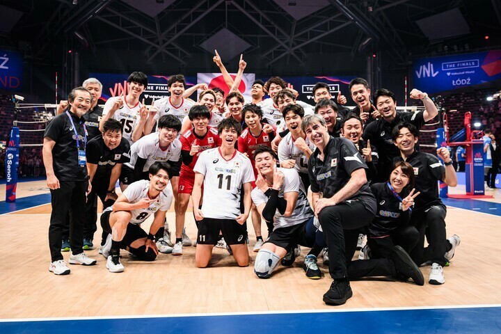 異国のファンの声援も味方につけた日本代表。(C) Volleyball World