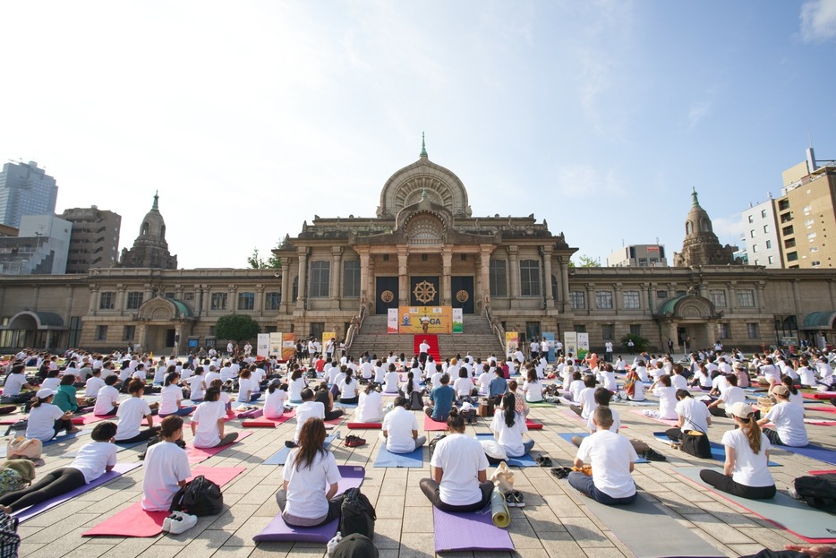 「国際ヨガの日」に築地本願寺でヨガ　駐日インド大使館主催