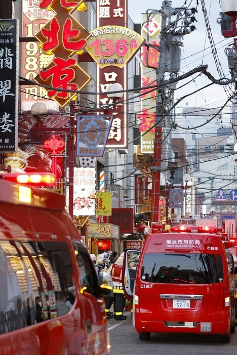 横浜中華街の火災現場付近に集まった消防車両＝7日午後6時45分、横浜市中区