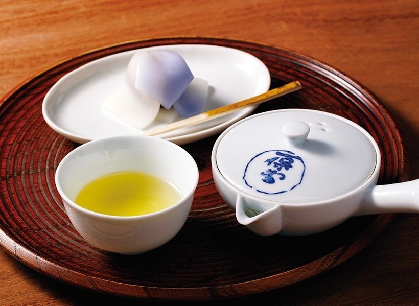 特撰煎茶と和菓子のセット1980円。すべてのお茶に京都の菓子店から日替わりで届く和菓子がつく。