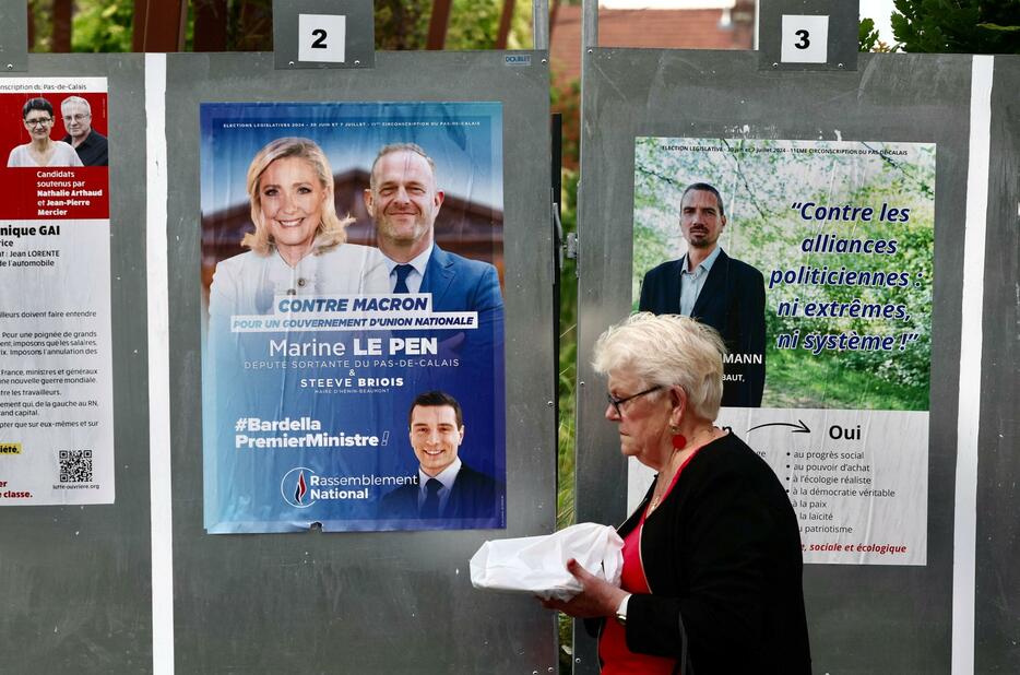 街角に掲示された各党の選挙ポスター＝6月29日、フランス北部（ロイター＝共同）