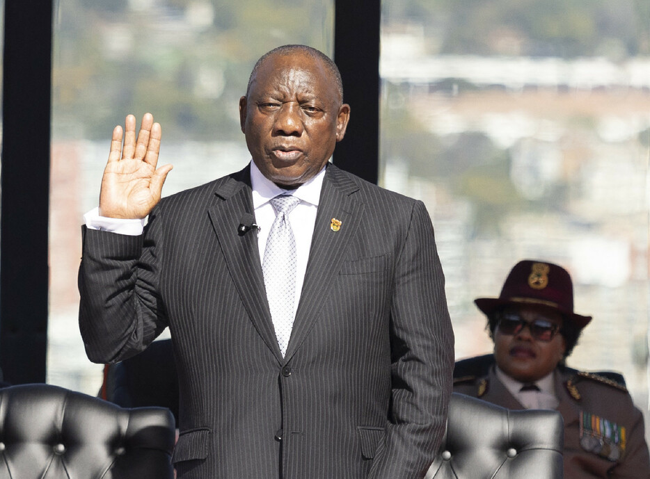 南アフリカ議会で再任されたラマポーザ大統領の２期目の就任式が１９日、プレトリアで開かれた。写真は、就任宣誓するラマポーザ大統領。