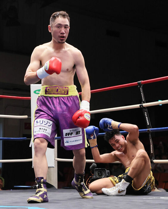２回２分５８秒、吉野修一郎（左）が、ジュレス・ビクトリアーノにTKO勝利をおさめる　（カメラ・佐々木　清勝）