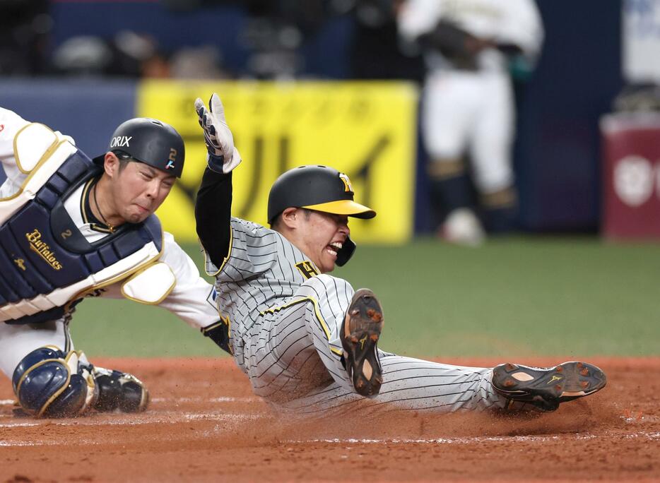 　４回、梅野の打球で本塁へ生還、“神走塁”を見せた原口（撮影・田中太一）