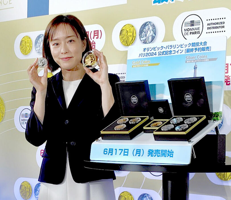 パリ五輪の公式記念コインを手にする石川佳純さん