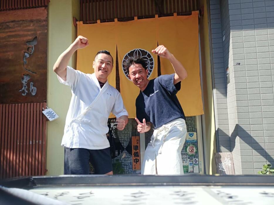 「やはしら すし勘」3代目店主の浅沼宏孝さん（左）と「たぬきときつね」店主の山根大助さん