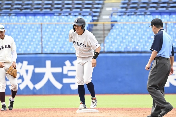 東日本国際大・黒田は5回裏一死二、三塁から左越え二塁打で2点を先制。二塁ベース上でガッツポーズを見せた[写真=矢野寿明]