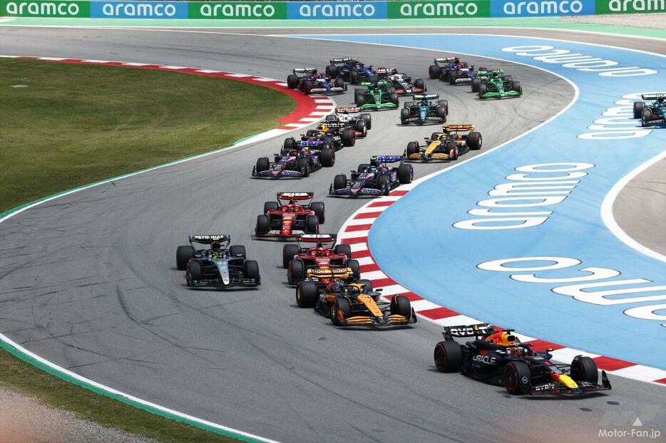 Race start - Max Verstappen, Red Bull Racing RB20 leads Lando Norris, McLaren MCL38, Sir Lewis Hamilton, Mercedes F1 W15...