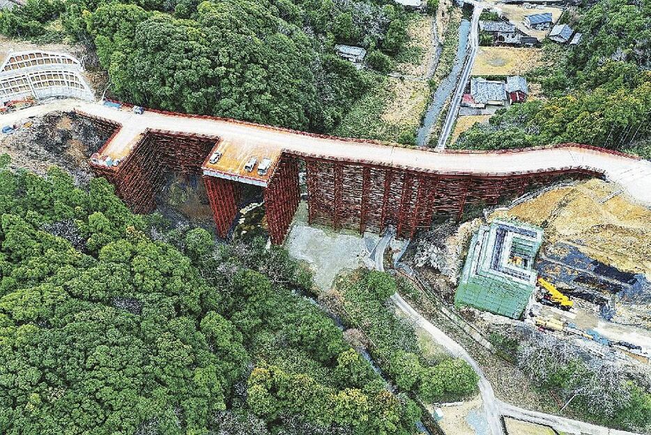 工事を進めているすさみ串本道路の安指川橋（紀南河川国道事務所提供）