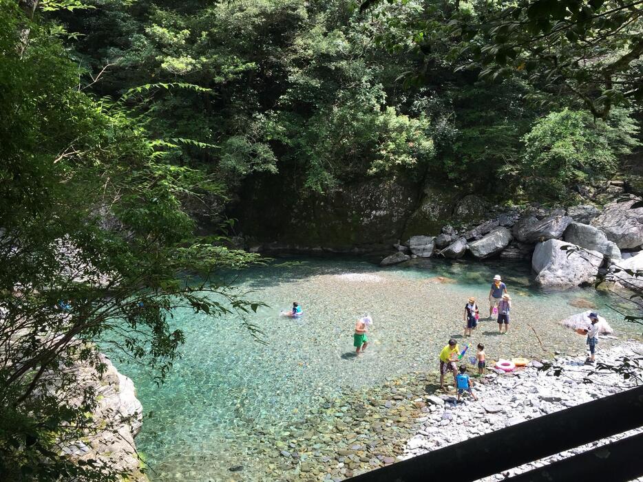 四国を代表する美しい渓谷。高知県の“奇跡の清流”「仁淀川（によどがわ）」