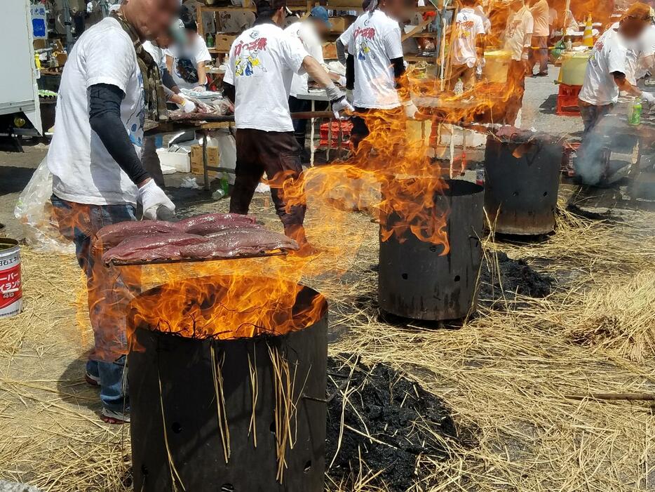 カツオの1本釣り漁が盛んな高知県中土佐町で毎年開催される「かつお祭」。会場では焼きたての“藁（わら）焼き”カツオのタタキなどをいただけます