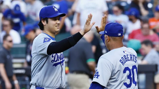 ドジャース・大谷翔平選手とロバーツ監督（写真：日刊スポーツ/アフロ）