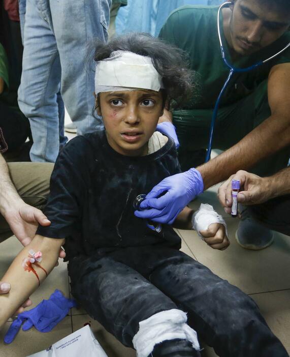 イスラエル軍の攻撃で負傷したパレスチナ人の子ども＝12日、パレスチナ自治区ガザ中部デールバラハ（ゲッティ＝共同）