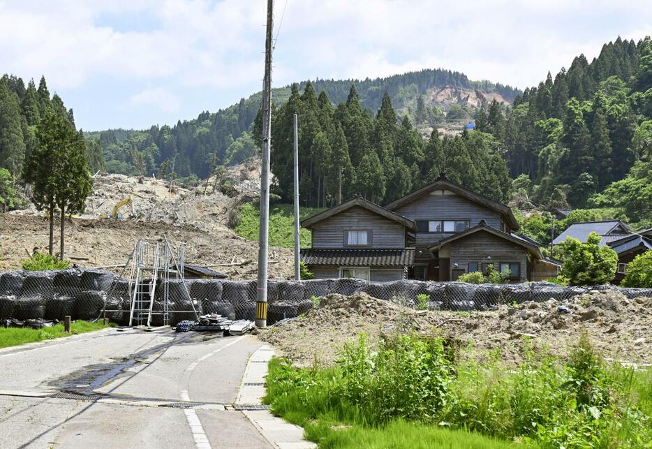 避難指示が続く石川県輪島市市ノ瀬町地区の土砂崩れ現場付近。土砂崩れ対策の土のうで囲われていた＝1日午後