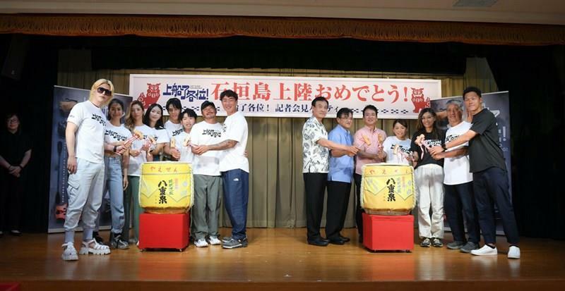 記者会見で鏡開きを行う台湾の芸能人や台湾日本関係協会の蘇嘉全会長（右から7人目）、実業家のROLAND（左端）ら（三立テレビ、中華テレビ提供）