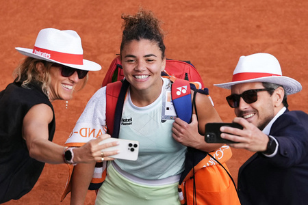 全仏オープンテニス、女子シングルス準決勝。試合後に観客とのセルフィーに応じるジャスミン・パオリーニ（2024年6月6日撮影）。