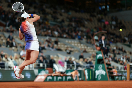全仏オープンテニス、女子シングルス3回戦。リターンを打つイガ・シフィオンテク（2024年5月31日撮影）。