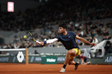 全仏オープンテニス、男子シングルス3回戦。リターンを打つカルロス・アルカラス（2024年5月31日撮影）。
