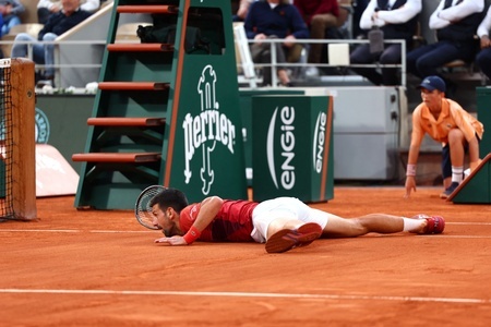 全仏オープンテニス、男子シングルス4回戦。コートに倒れ込むノバク・ジョコビッチ（2024年6月3日撮影）。