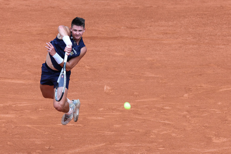 全仏オープンテニス、男子シングルス1回戦。サーブを打つJJ・ウルフ（2024年5月26日撮影）。