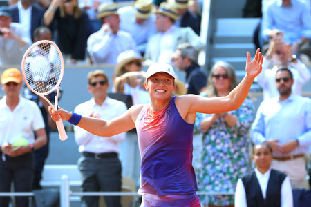 全仏オープンテニス、女子シングルス準決勝。勝利を喜ぶイガ・シフィオンテク（2024年6月6日撮影）。