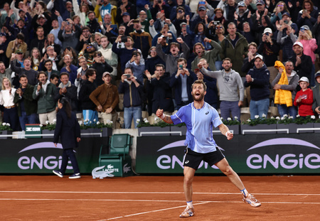 全仏オープンテニス、男子シングルス3回戦。勝利を喜ぶコランタン・ムテ（2024年5月31日撮影）。