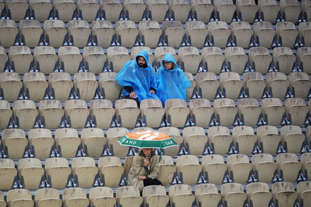 全仏オープンテニス7日目。雨の中でスタンドに座る観客（2024年6月1日撮影）。