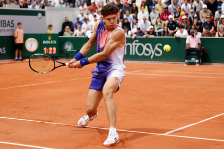 全仏オープンテニス、男子シングルス1回戦。リターンを打つベン・シェルトン（2024年5月27日撮影）。