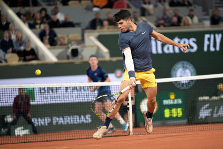 全仏オープンテニス、男子シングルス2回戦。リターンを打つカルロス・アルカラス（2024年5月29日撮影）。