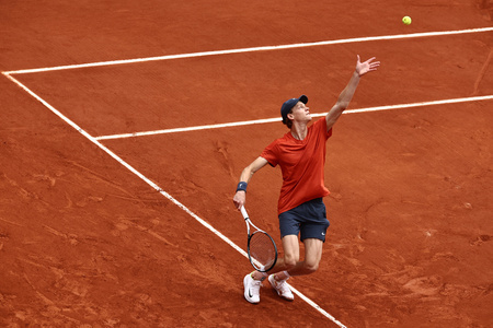 全仏オープンテニス、男子シングルス1回戦。サーブを打つヤニック・シナー（2024年5月27日撮影）。