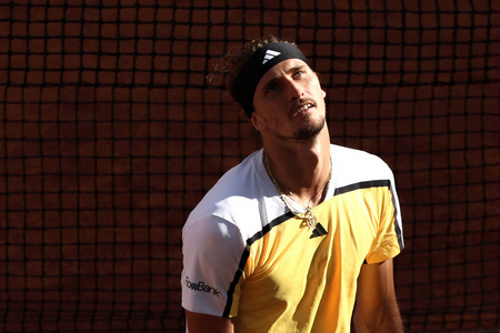 全仏オープンテニス、男子シングルス決勝。天を仰ぐアレクサンダー・ズベレフ（2024年6月9日撮影）。