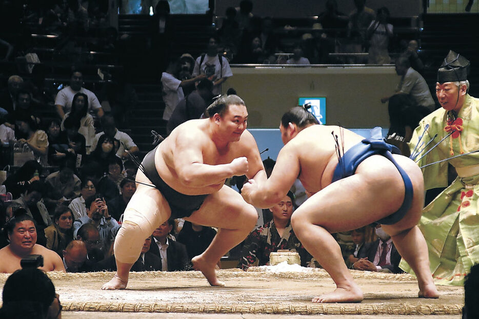 夏場所を制した大の里と対戦する朝乃山＝東京・両国国技館