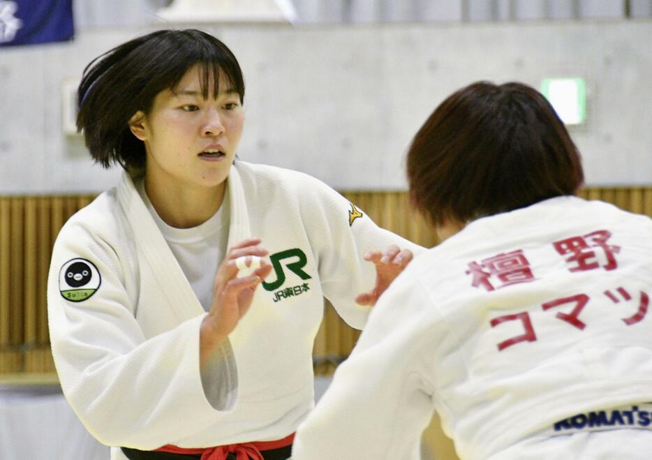 女子1部　対戦するJR東日本の田中志歩（左）＝長浜伊香ツインアリーナ